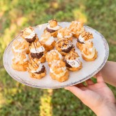 Platou Eclere cu ciocolată, vanilie și frișcă